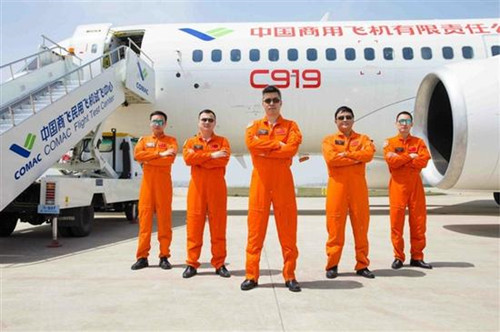 國產首架民用飛機定于本周五首飛的5位飛行員
